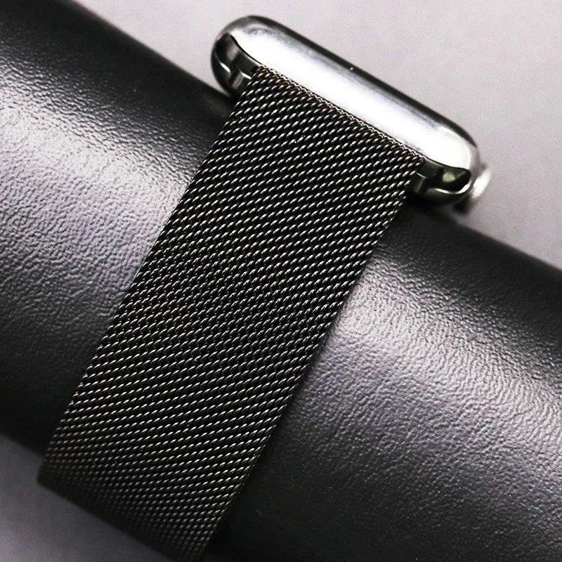Pulseira Smartwatch em aço com fecho magnético.